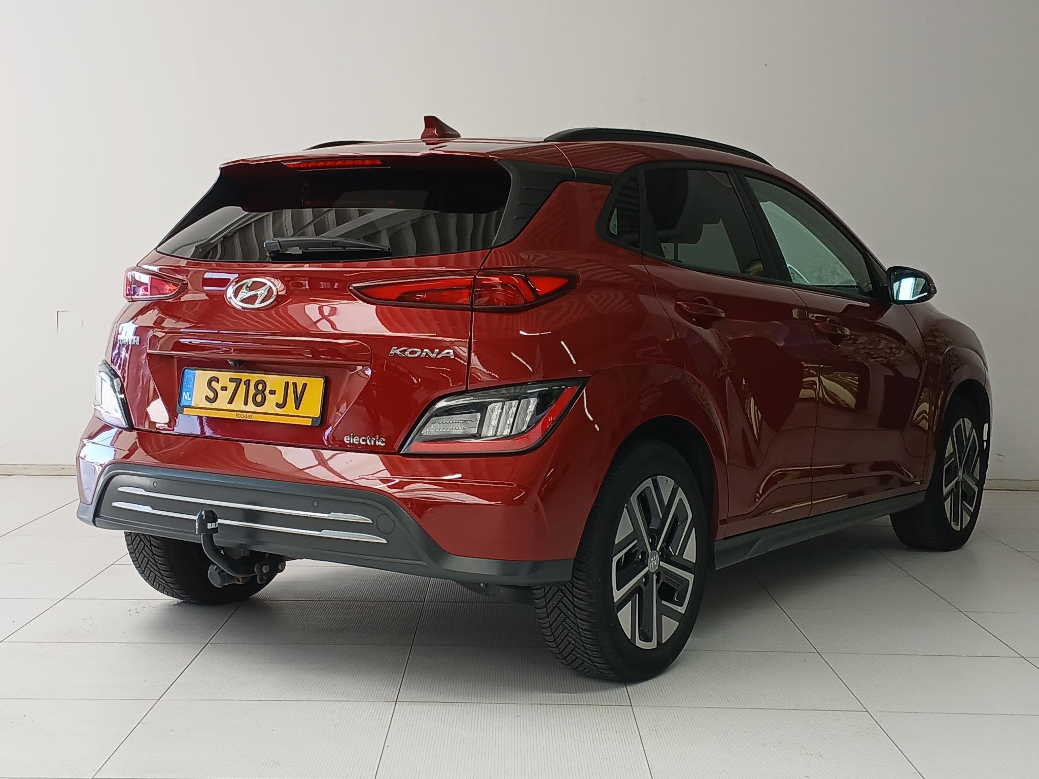 Hyundai Kona EV Fashion 64 kWh | Trekhaak | Camera | Stoelve, Auto's, Stof, Gebruikt, Huisgarantie, Met garantie (alle)