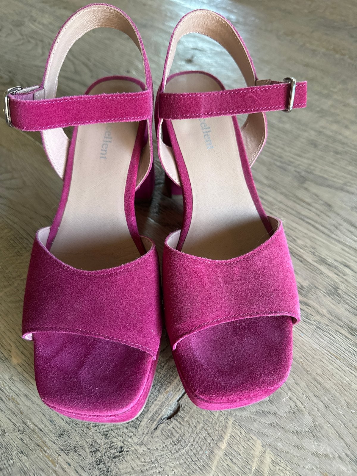 Roze suède sandalen met blokhak - Excellent, Kleding | Dames, Schoenen, Zo goed als nieuw, Roze, Sandalen of Muiltjes, Ophalen of Verzenden