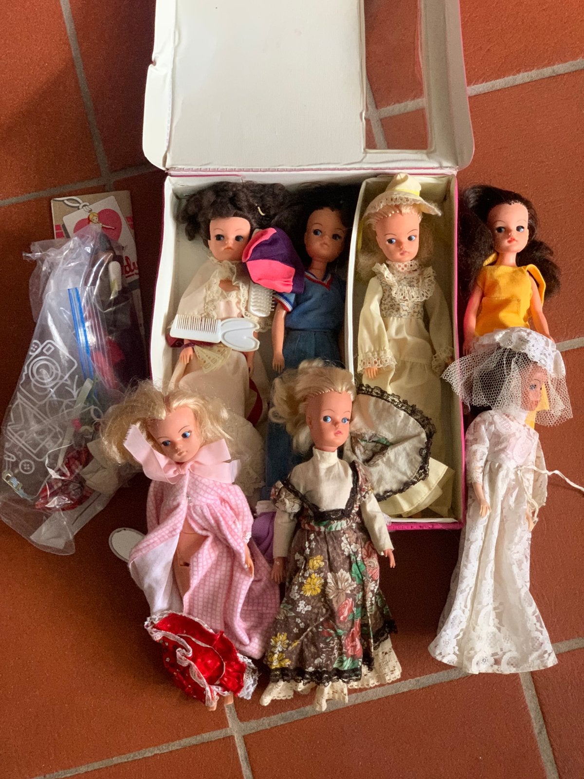 7 Sindy Barbie poppen in koffer en toebehoren., Ophalen of Verzenden, Zo goed als nieuw, Pop