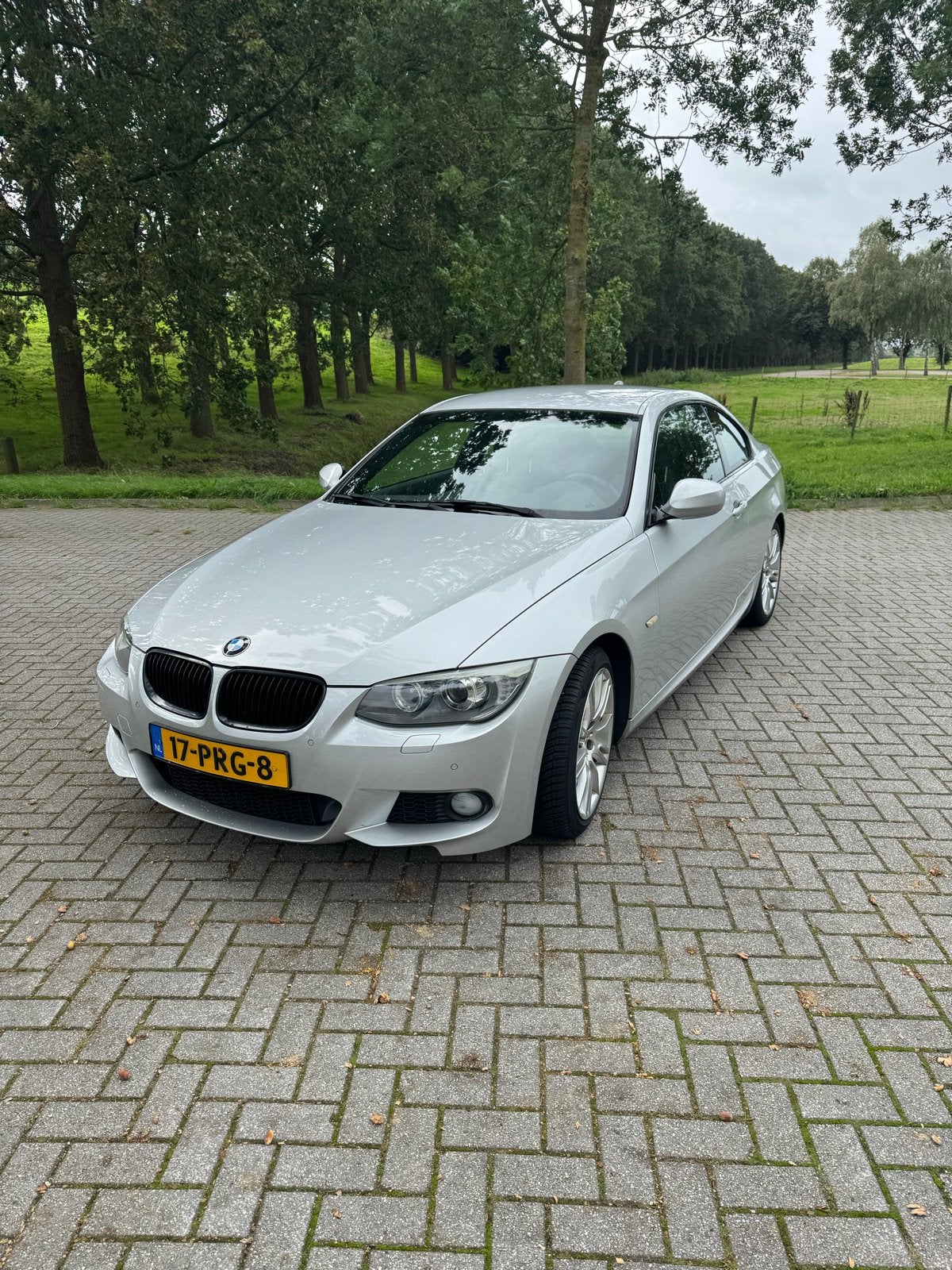 BMW 320i Coupé M Sport | Handgeschakeld | Dealer onderhouden, Auto's, 1995 cc, Zwart, 4 cilinders, 4 stoelen