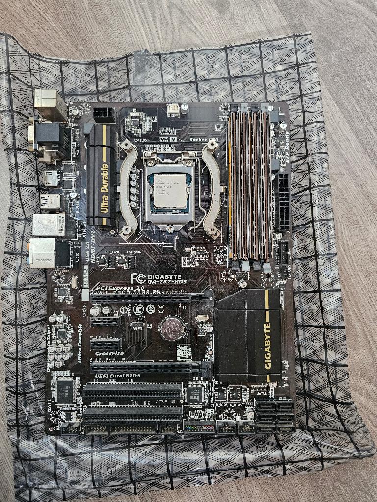 I7-4790K - 32Gb DDR3 - Gigabyte GA H97M D3H set, Computers en Software, Moederborden, DDR3, Ophalen of Verzenden, Zo goed als nieuw