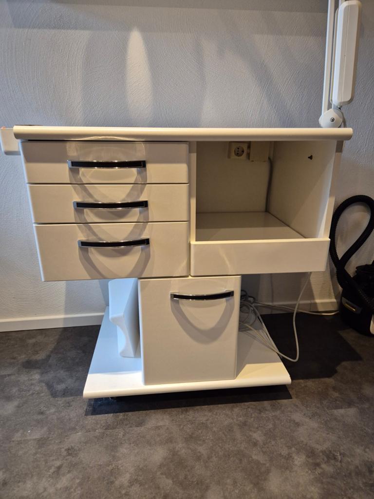 Pedicuremeubel met stopcontact, Ophalen