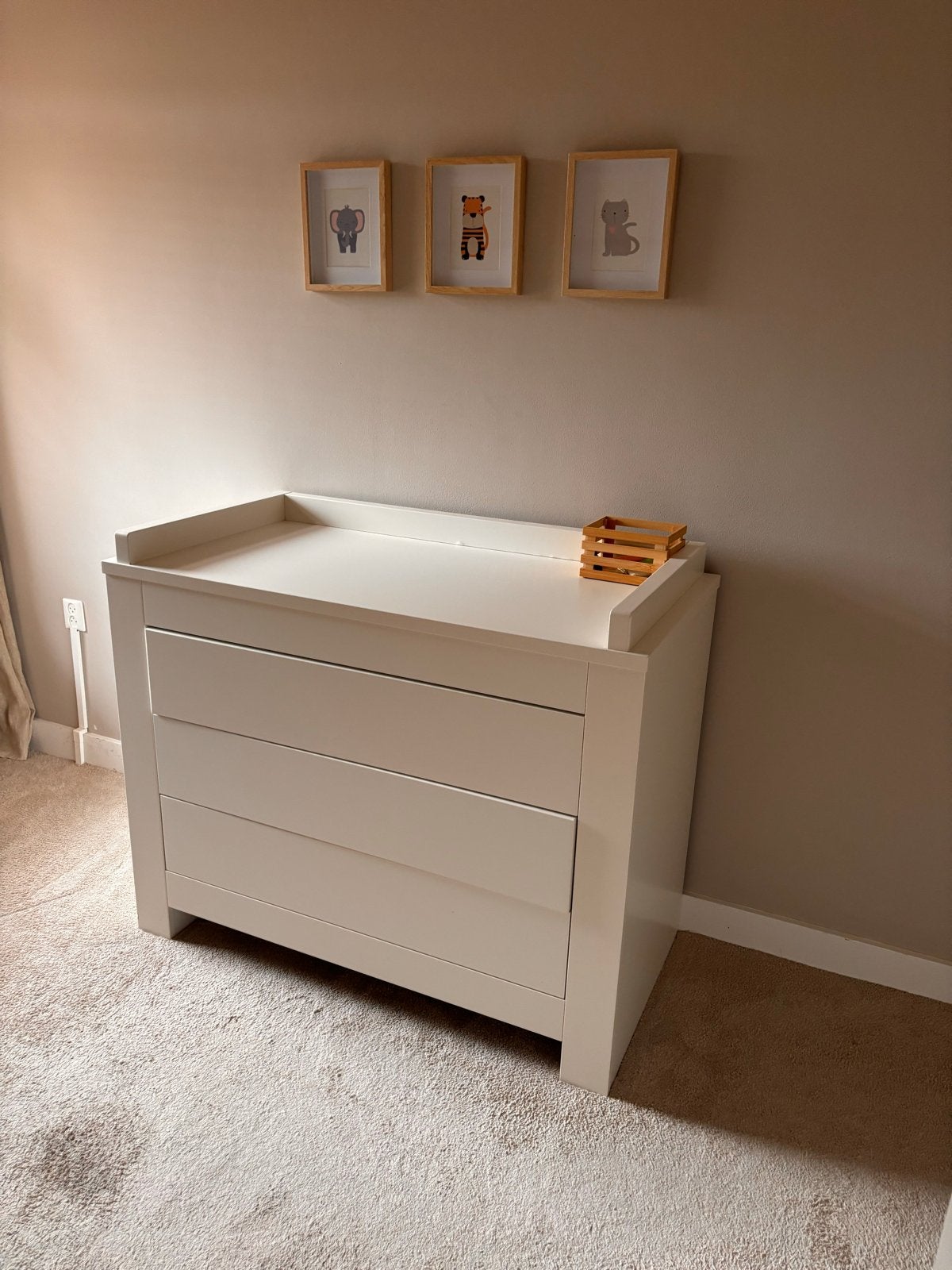 Witte commode Alaska met 3 lades en opstaande rand, Kinderen en Baby's, Kinderkamer | Commodes en Kasten, Ophalen, 50 tot 70 cm