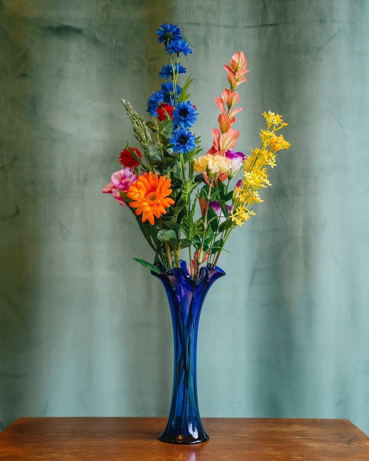 Vintage cobalt blauwe zakdoek vaas vase antiek retro flowers, Ophalen of Verzenden, Zo goed als nieuw, Blauw, Glas