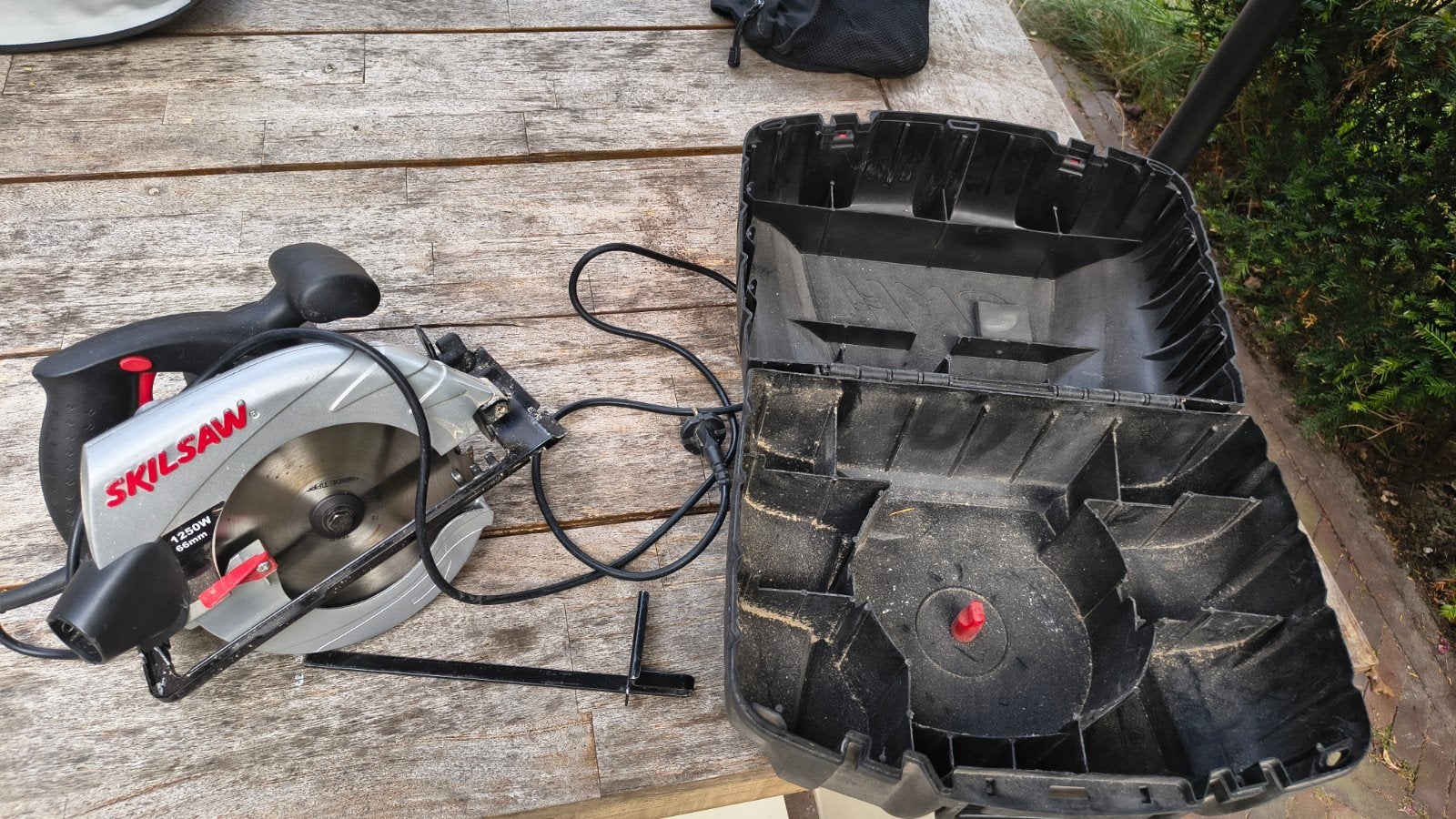 Skil Cirkelzaag 1250W - 66mm zaagdiepte, Doe-het-zelf en Verbouw, Gereedschap | Zaagmachines, Ophalen, Gebruikt, Cirkelzaag, Skil
