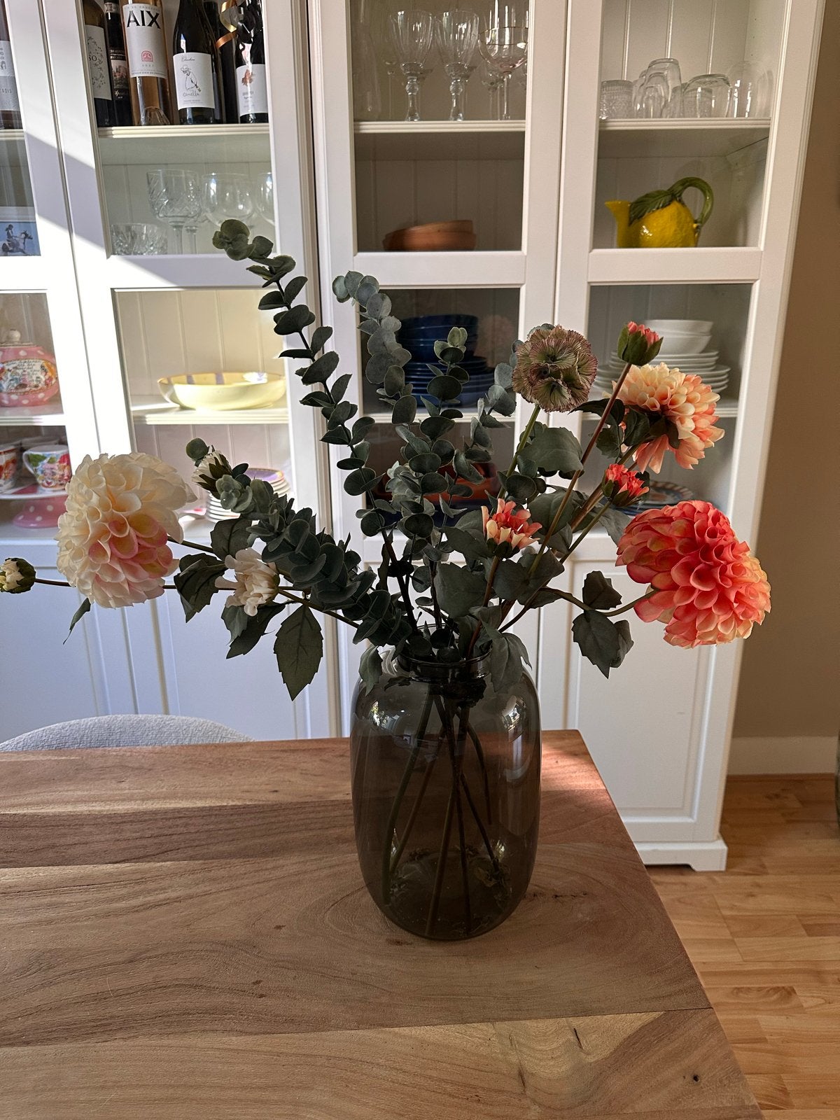 Vaas met kunstbloemen in goede staat, Huis en Inrichting, Woonaccessoires | Vazen, Ophalen, Overige kleuren, 50 tot 75 cm, Glas