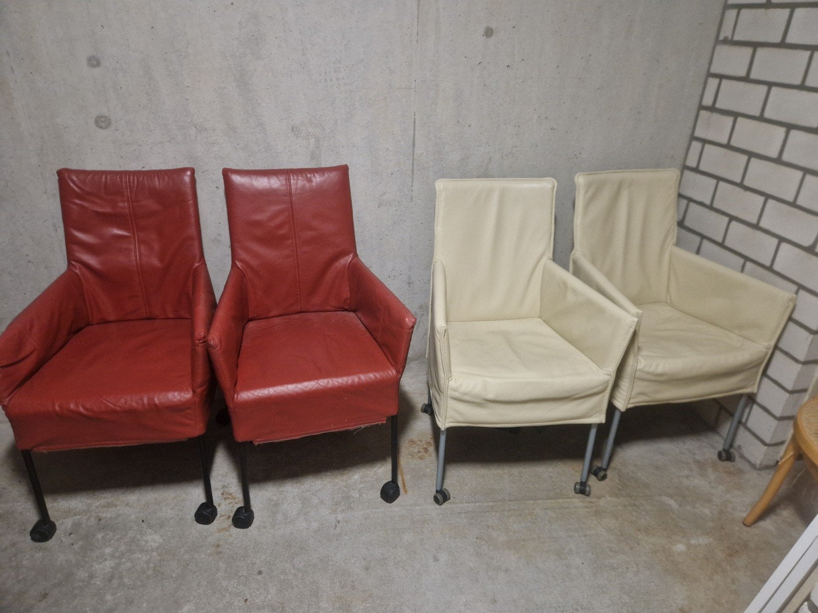 Set van 4 leren stoelen: 2 rood, 2 crème met wieltjes, Ophalen, Gebruikt, Modern met een vleugje klassiek, Leer