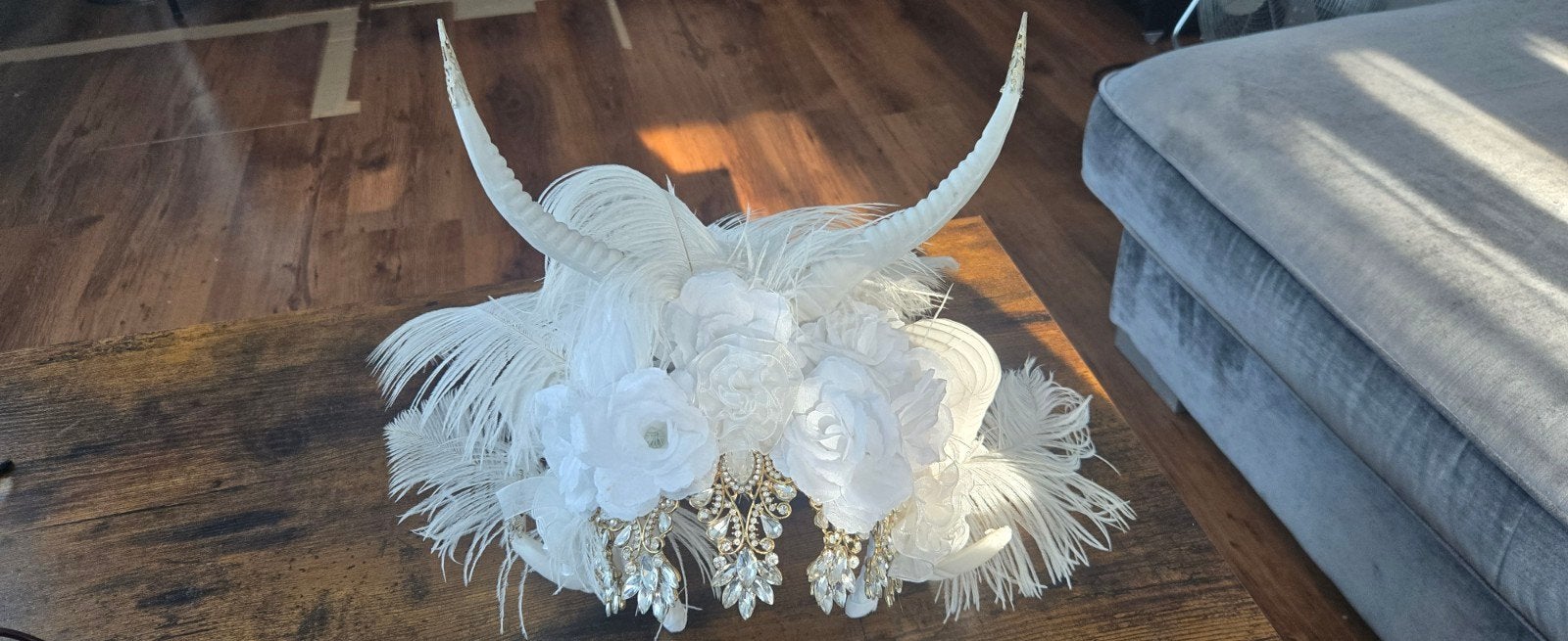 Witte hoornen haarband met veren en bloemen, Kleding | Dames, Maat 38/40 (M), Carnaval, Ophalen of Verzenden, Zo goed als nieuw