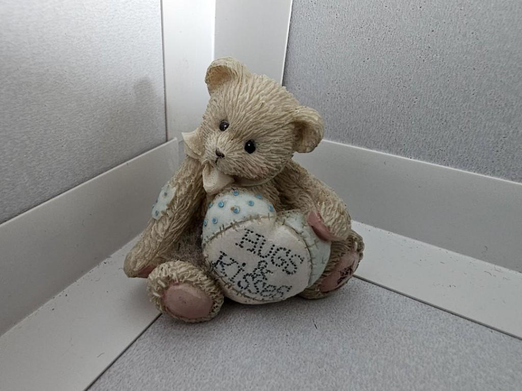 Origineel beertje met HUGS & Kisses van Priscilla Hillman, Verzamelen, Beren en Cherished Teddies, Ophalen of Verzenden, Nieuw