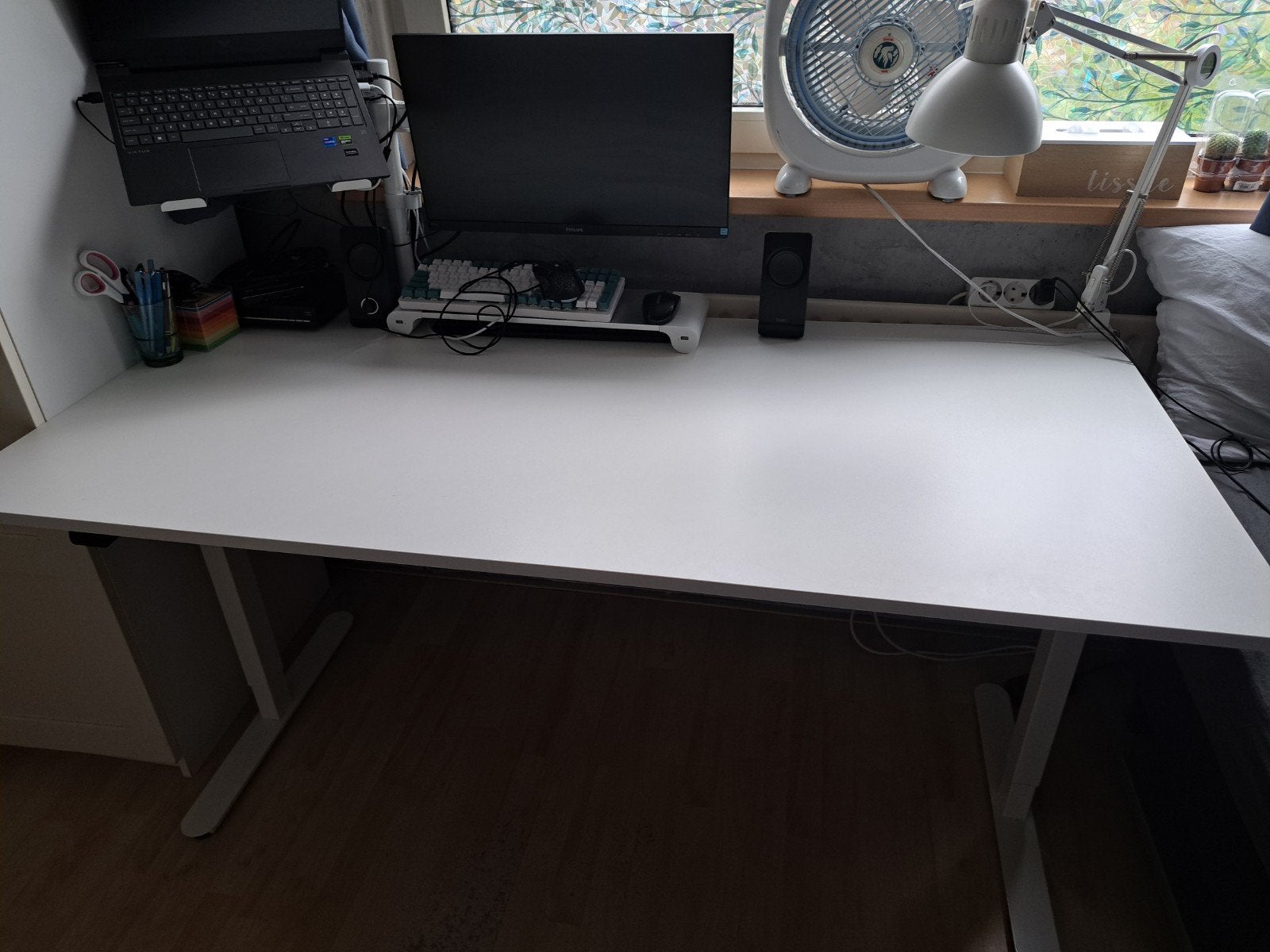 Verstelbaar bureau SVANEKE 80x160 wit - JYSK, Huis en Inrichting, Ophalen, Zit-sta bureau, Spaanplaat of MDF, Zo goed als nieuw