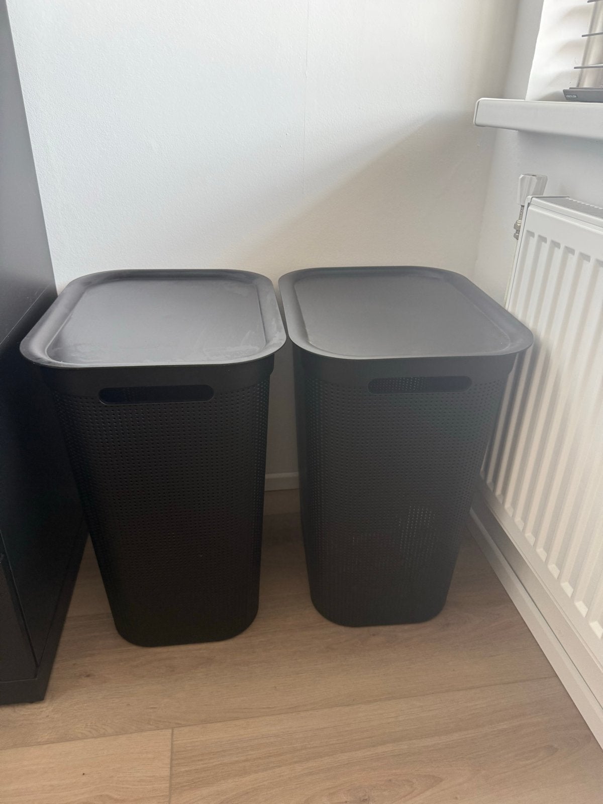 2 stuks zwarte wasmanden met deksel, Ophalen, Zwart, Kunststof, Zo goed als nieuw