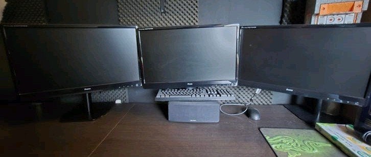 3x Iiyama ProLite E2273HDS monitoren met armsteun, Ophalen, DVI, Gebruikt, Iiyama
