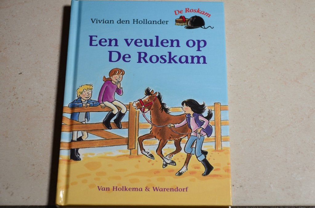 Roskam Een veulen op De Roskam Vivian den Hollander AVI M5, Ophalen of Verzenden, Zo goed als nieuw, Fictie algemeen