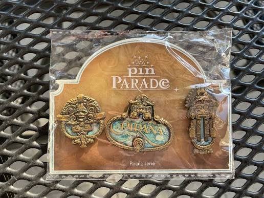 Efteling gezocht pirana set, Verzamelen, Efteling, Ophalen, Zo goed als nieuw, Button of Speldje