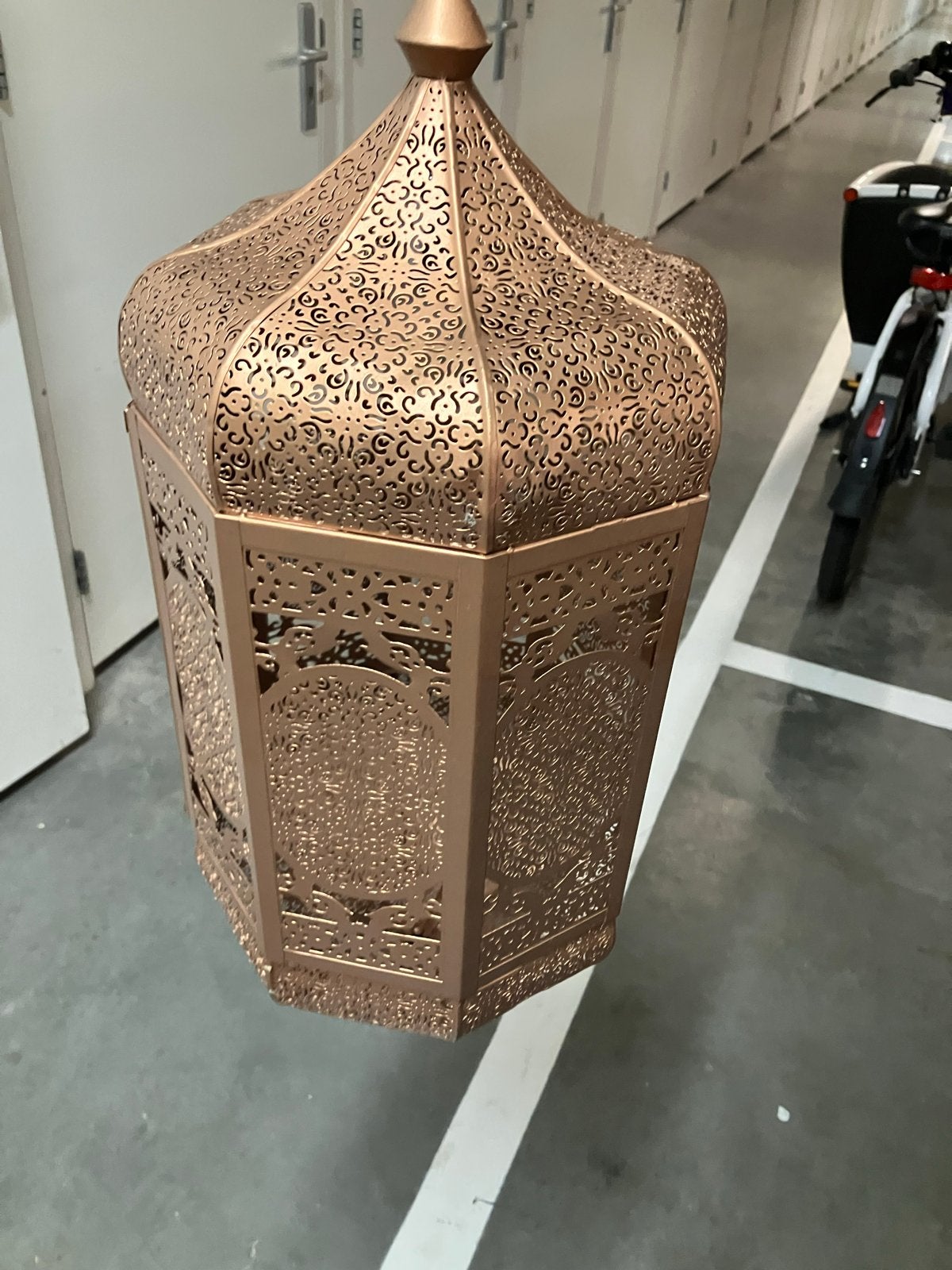 Oosterse koperkleurige hanglamp met sierlijke patronen, Ophalen, Gebruikt, Metaal, Overige fittingen