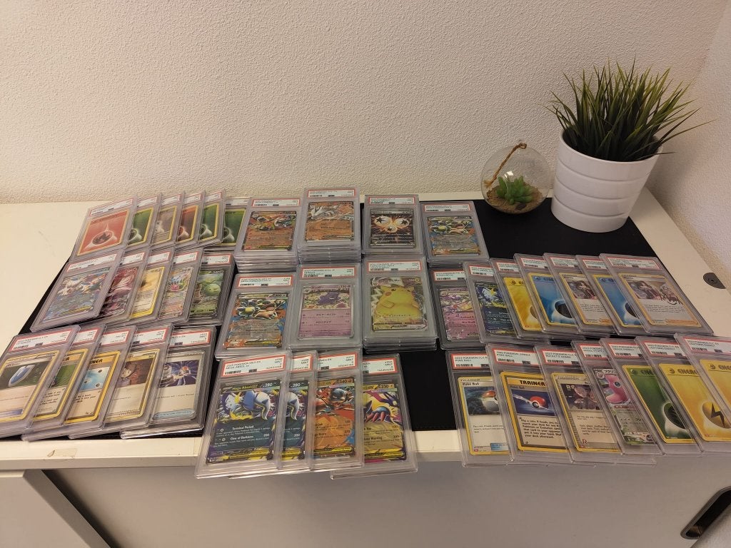 70x PSA Slabs Pokemon – Mix van Energie, Trainers & Pokémon, Ophalen, Zo goed als nieuw, Meerdere kaarten
