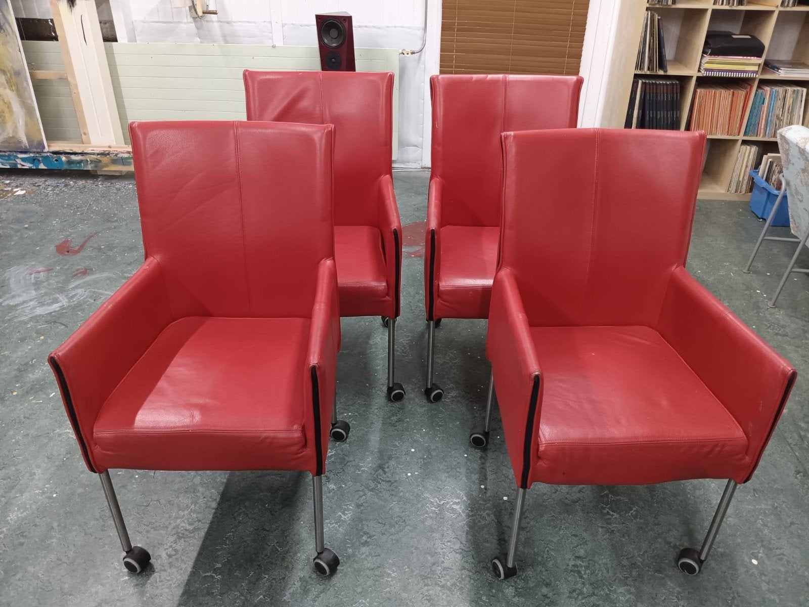 4 rode leren eetkamerstoelen op wieltjes, Huis en Inrichting, Stoelen, Ophalen, Gebruikt, Rood, Vier