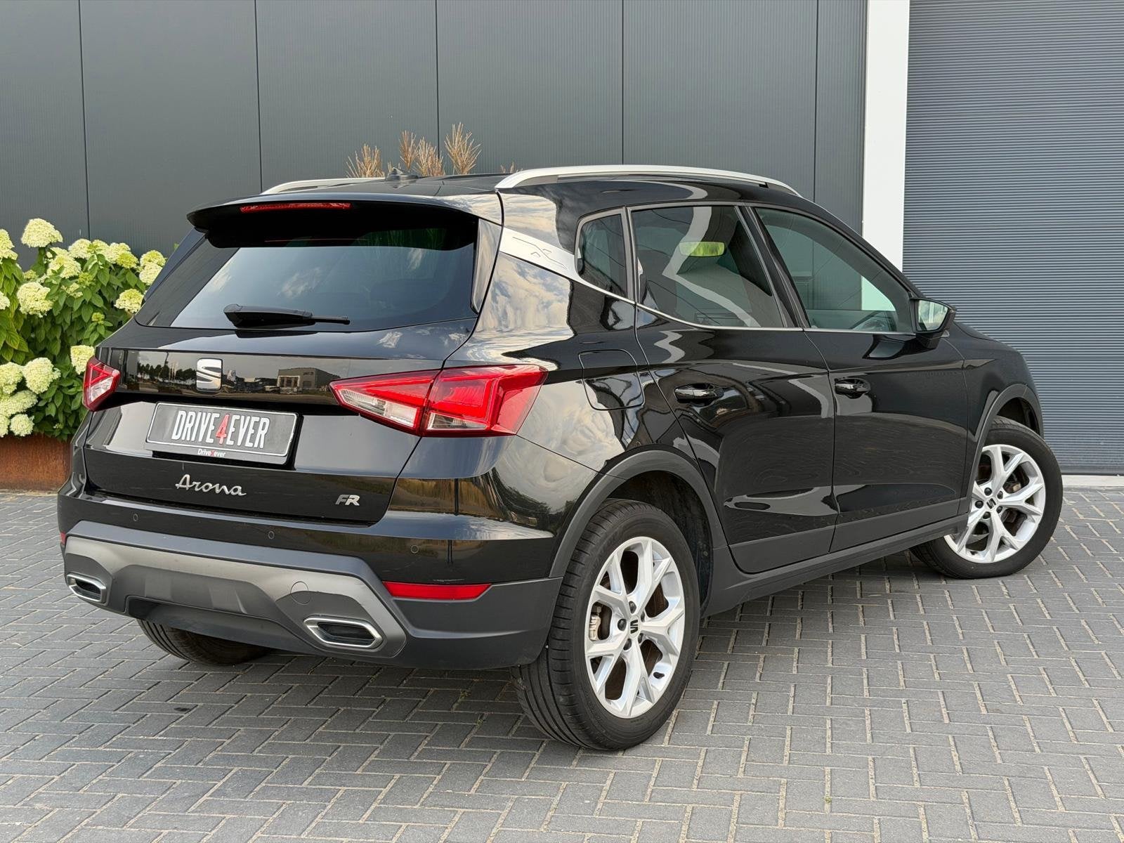 SEAT Arona 1.0 TSI FR M24 LED|CLIMATE|CAMERA|SPORTVELGEN|ELE, Dealer onderhouden, Gebruikt, Met garantie (alle), Leder en Stof