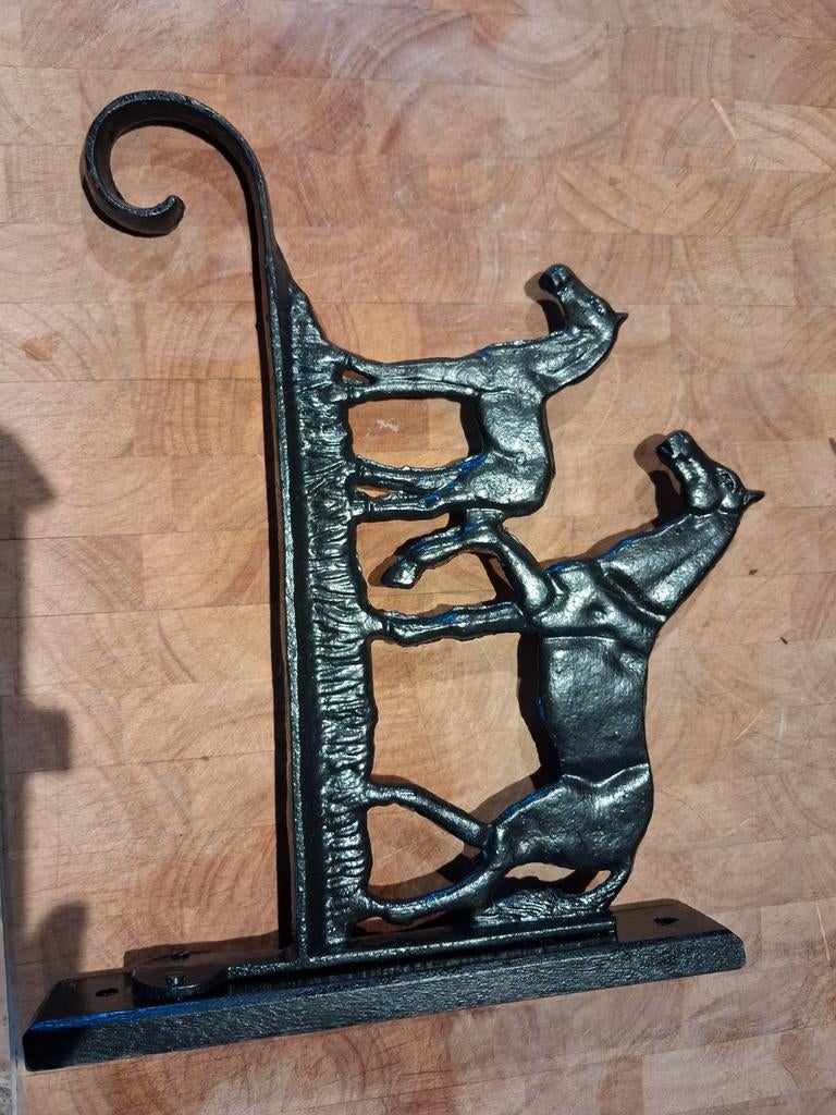 Gerestaureerd gietijzeren gevel ornament met paarden, Ophalen of Verzenden