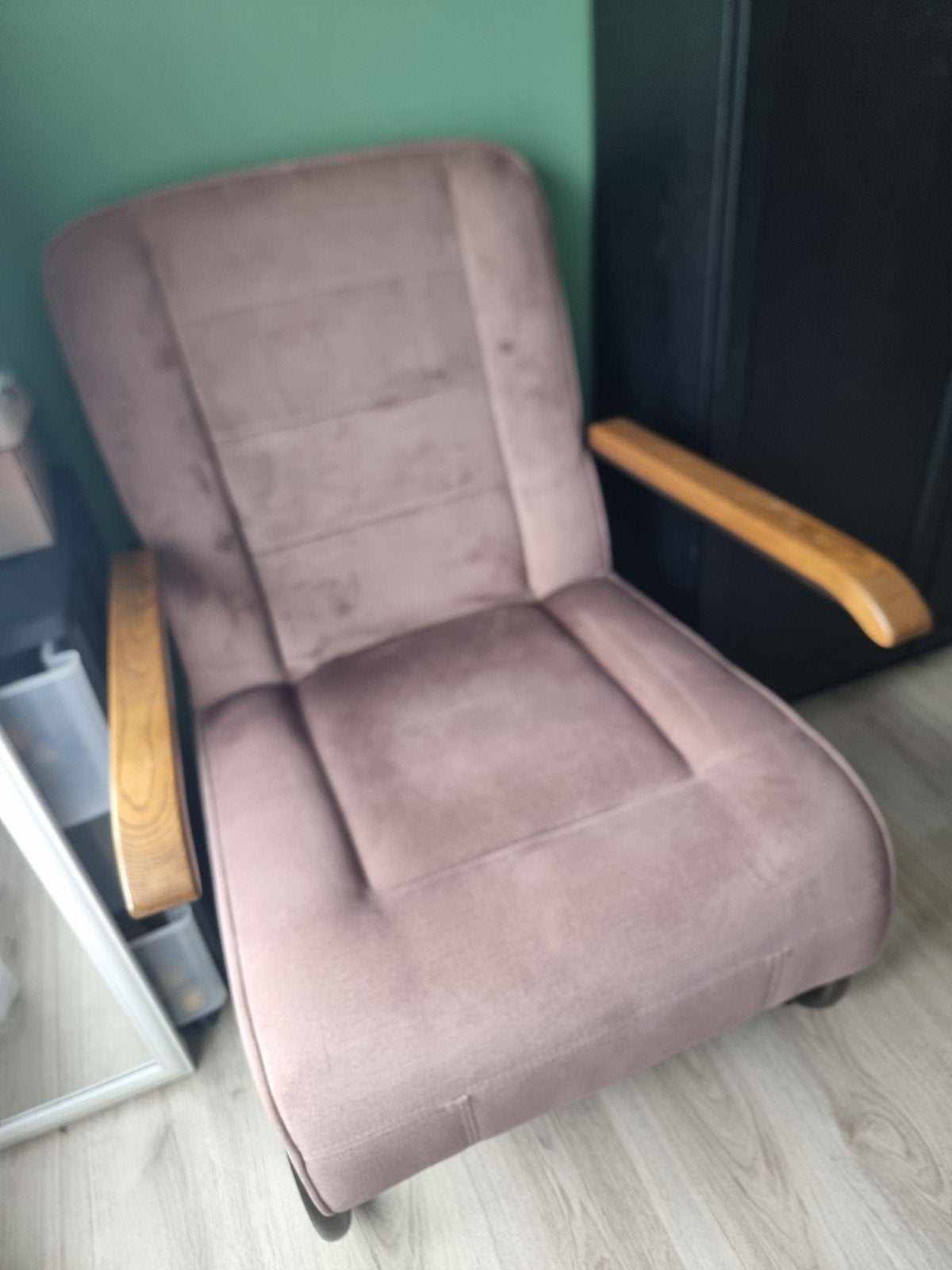 Comfortabele fauteuil met houten armleuningen, Ophalen, Hout, Gebruikt, Overige kleuren