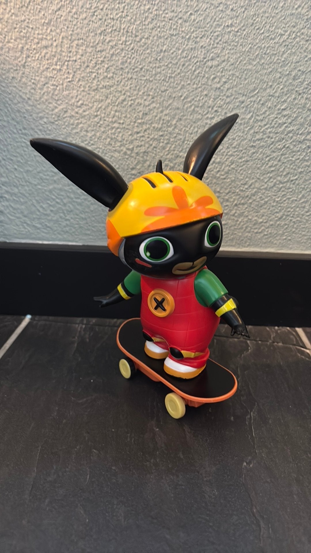 Bing op skateboard met pull back functie, Ophalen of Verzenden, Zo goed als nieuw