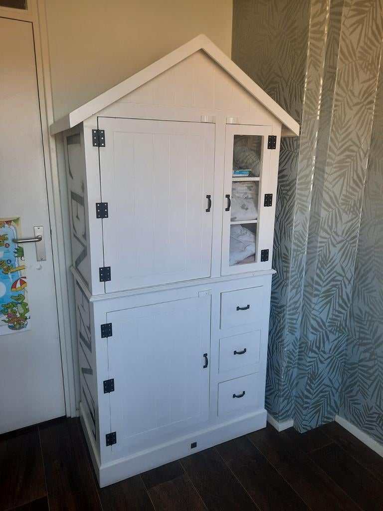 Witte kinderkast in huisjesstijl van Riviera Maison, Ophalen, Gebruikt, Met deur(en), Glas