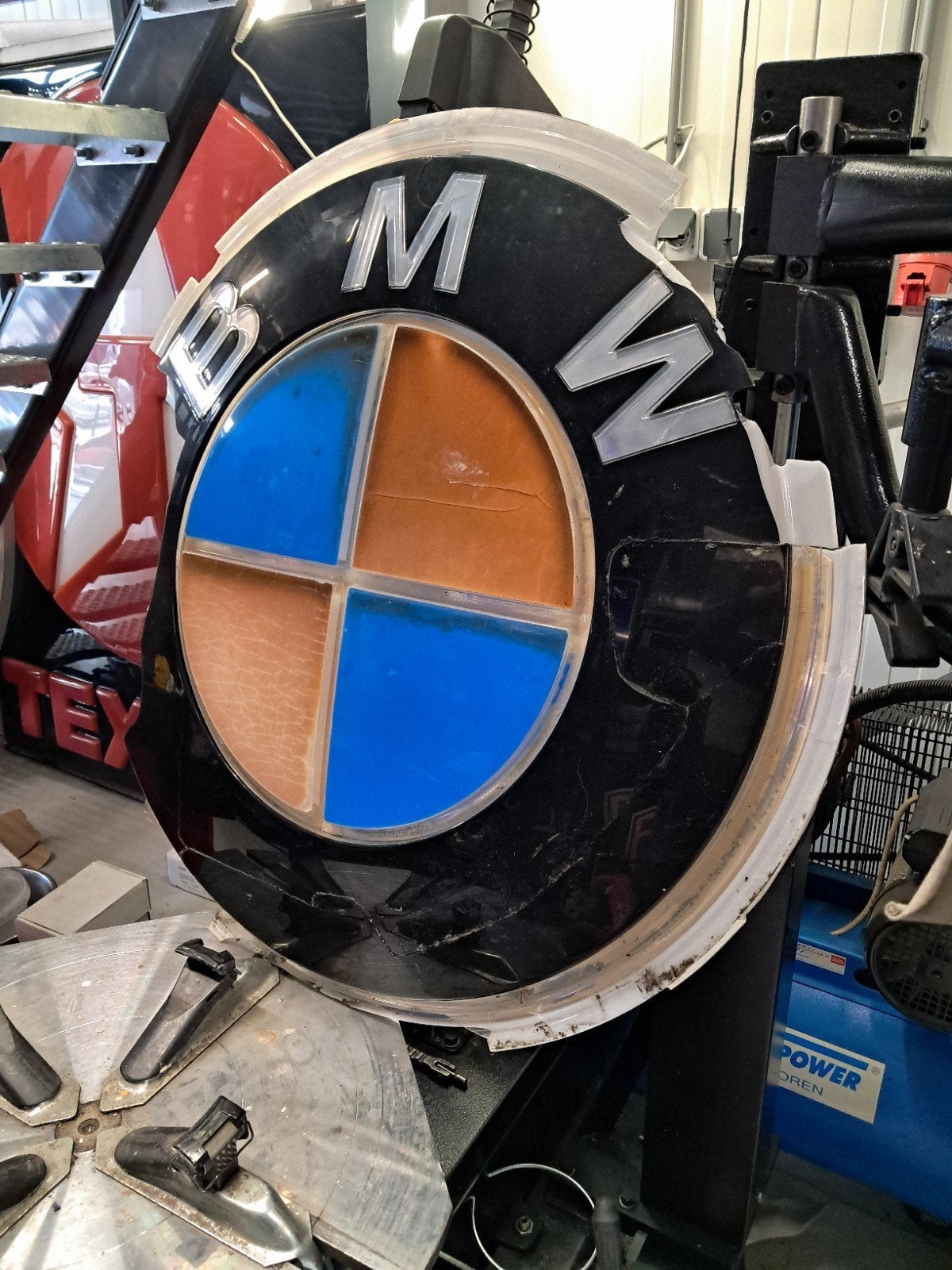 Kapot originele BMW 92cm logo lichtbakplaat nog steeds leuk!, Verzamelen, Ophalen, Reclamebord, Eu, Gebruikt