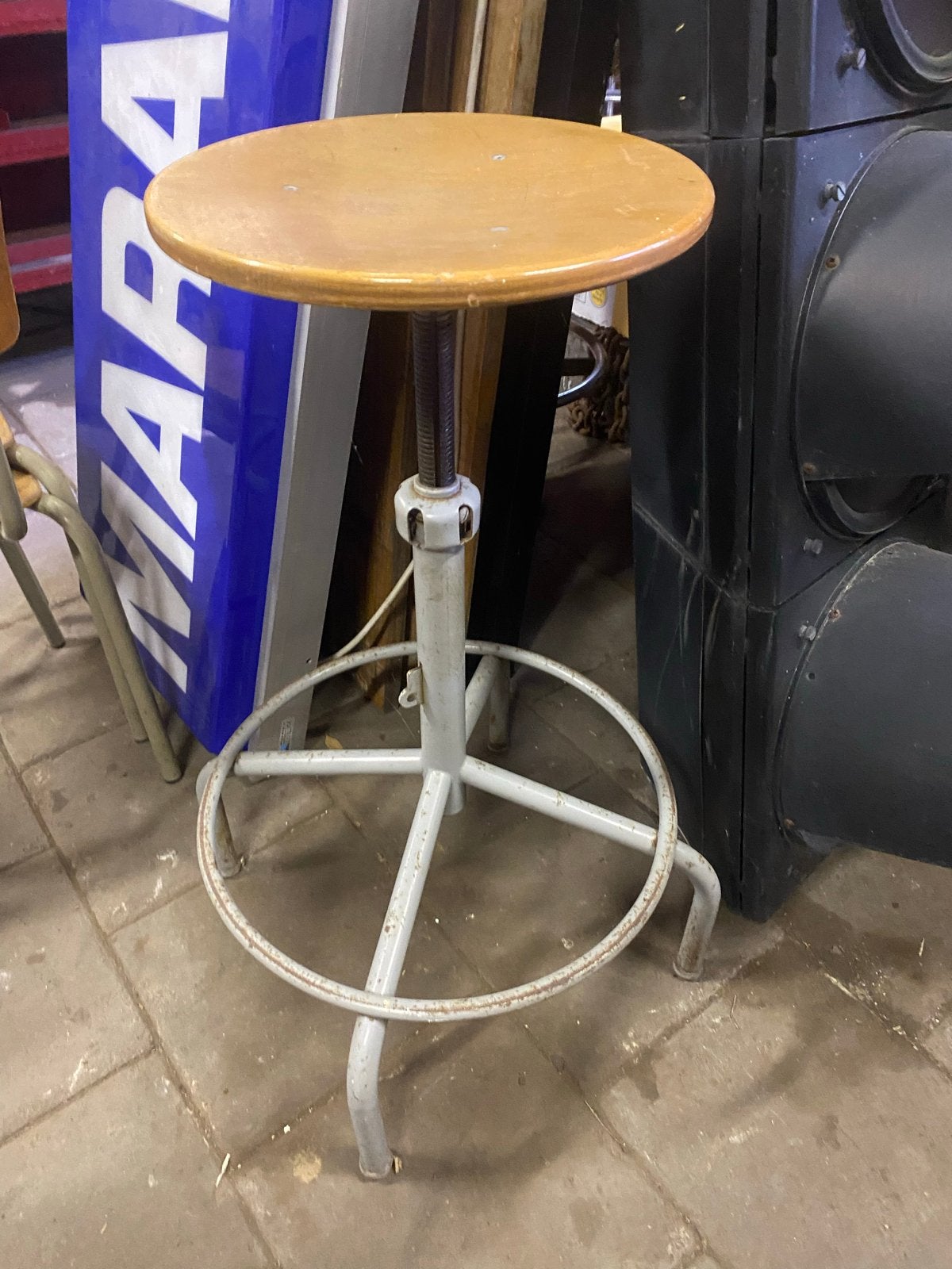 Vintage stoere industriële in hoogte verstelbare kruk, Ophalen, In hoogte verstelbaar, Gebruikt, Hout