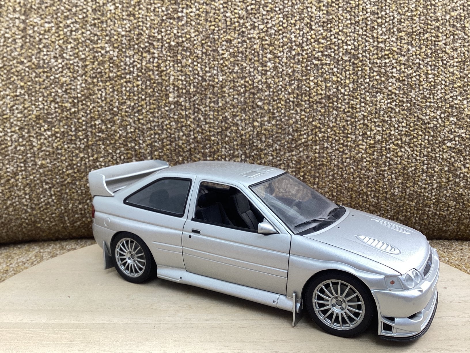 Ford Escort RS Cosworth WRC 1995 1:18 UT models, Hobby en Vrije tijd, Modelauto's | 1:18, Ophalen of Verzenden, Zo goed als nieuw