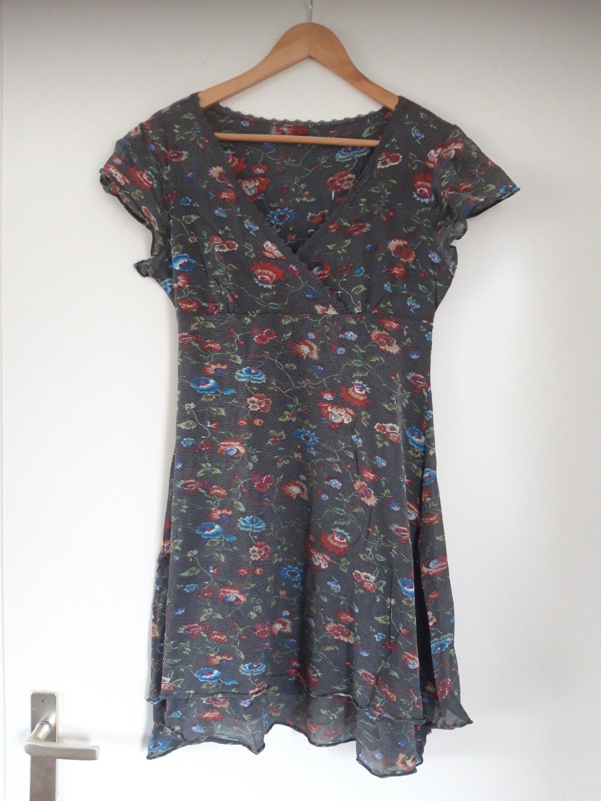 Mooi jurkje met bloemetjes en kant mt. M €5,-, Kleding | Dames, Ophalen of Verzenden, Zo goed als nieuw, Maat 38/40 (M), Knielengte