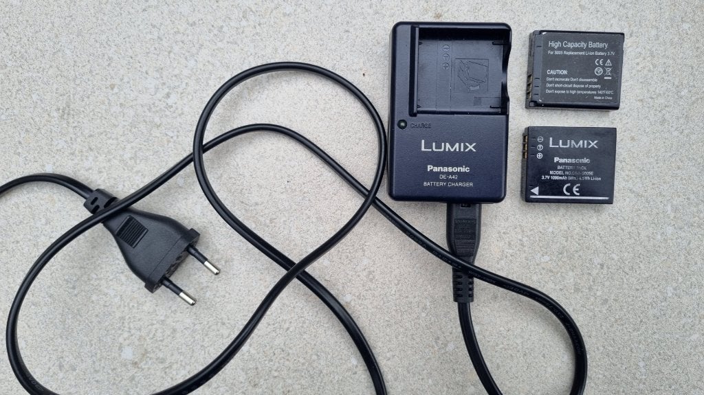 Oplader en twee batterijen voor Panasonic camera, Panasonic, Gebruikt, Batterij, Panasonic