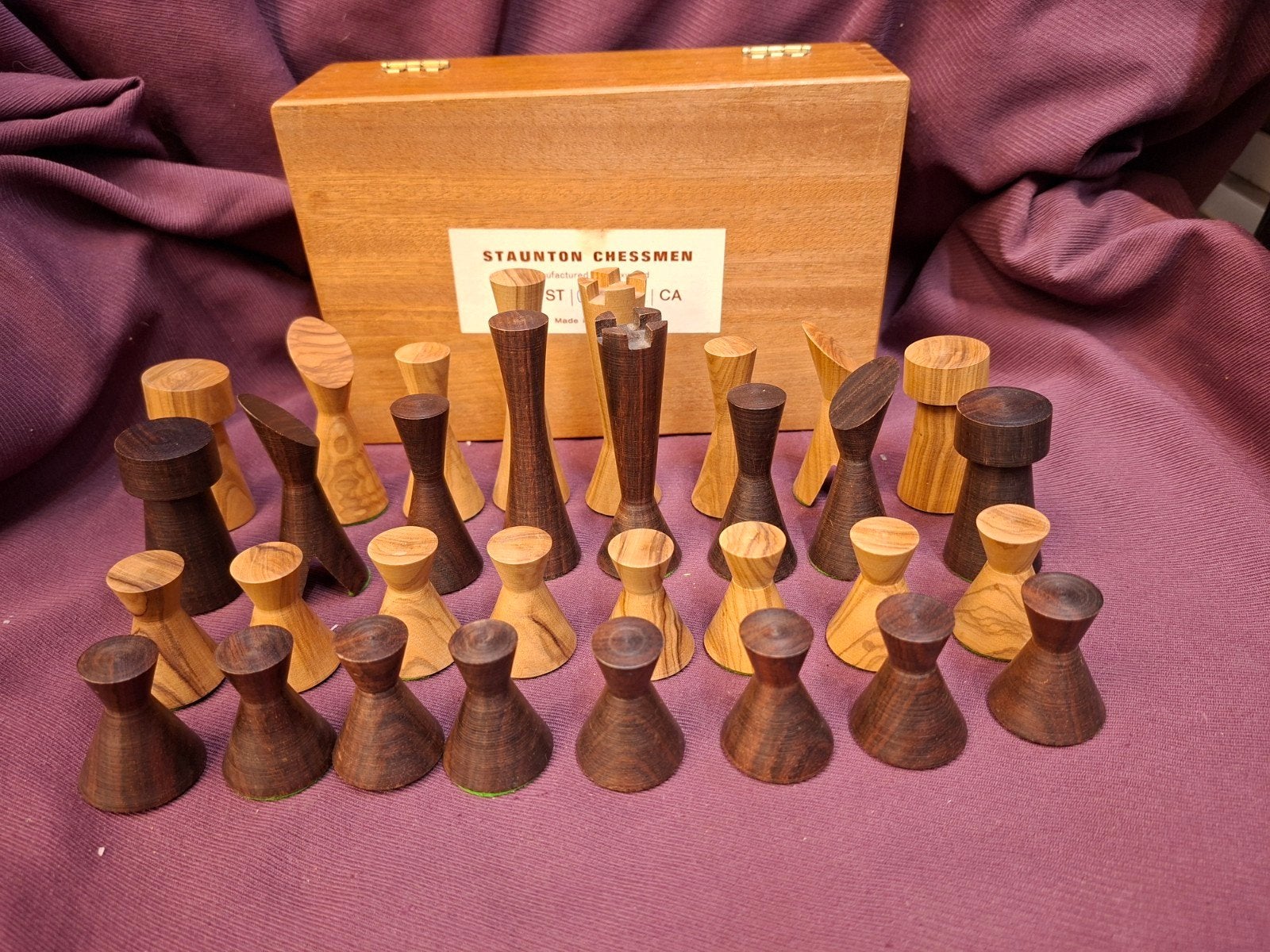 Minimalistische houten schaakstukken in kist, Een of twee spelers, Ophalen of Verzenden, Zo goed als nieuw