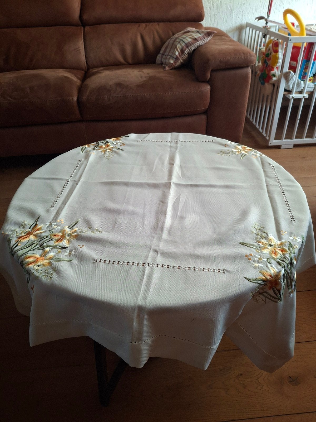 Mooi polyester tafelkleed 110x110 cm, Gebruikt, Vierkant, Ophalen of Verzenden, Beige