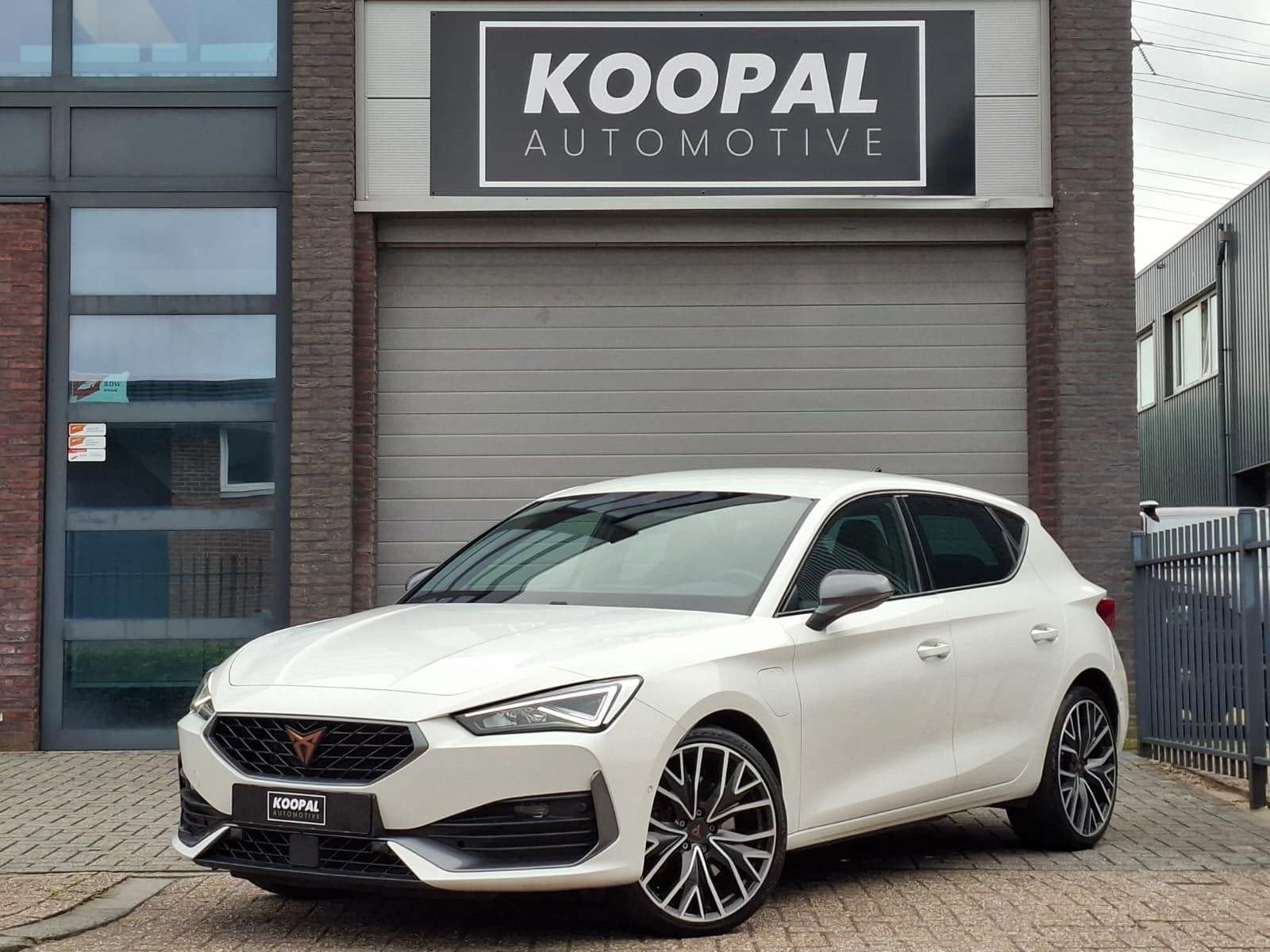 Cupra Leon 1.4 e-Hybrid VZ Adrenaline | Matrix LED | Camera, Auto's, Cupra, Dealer onderhouden, 77 km/l, Gebruikt, 4 cilinders