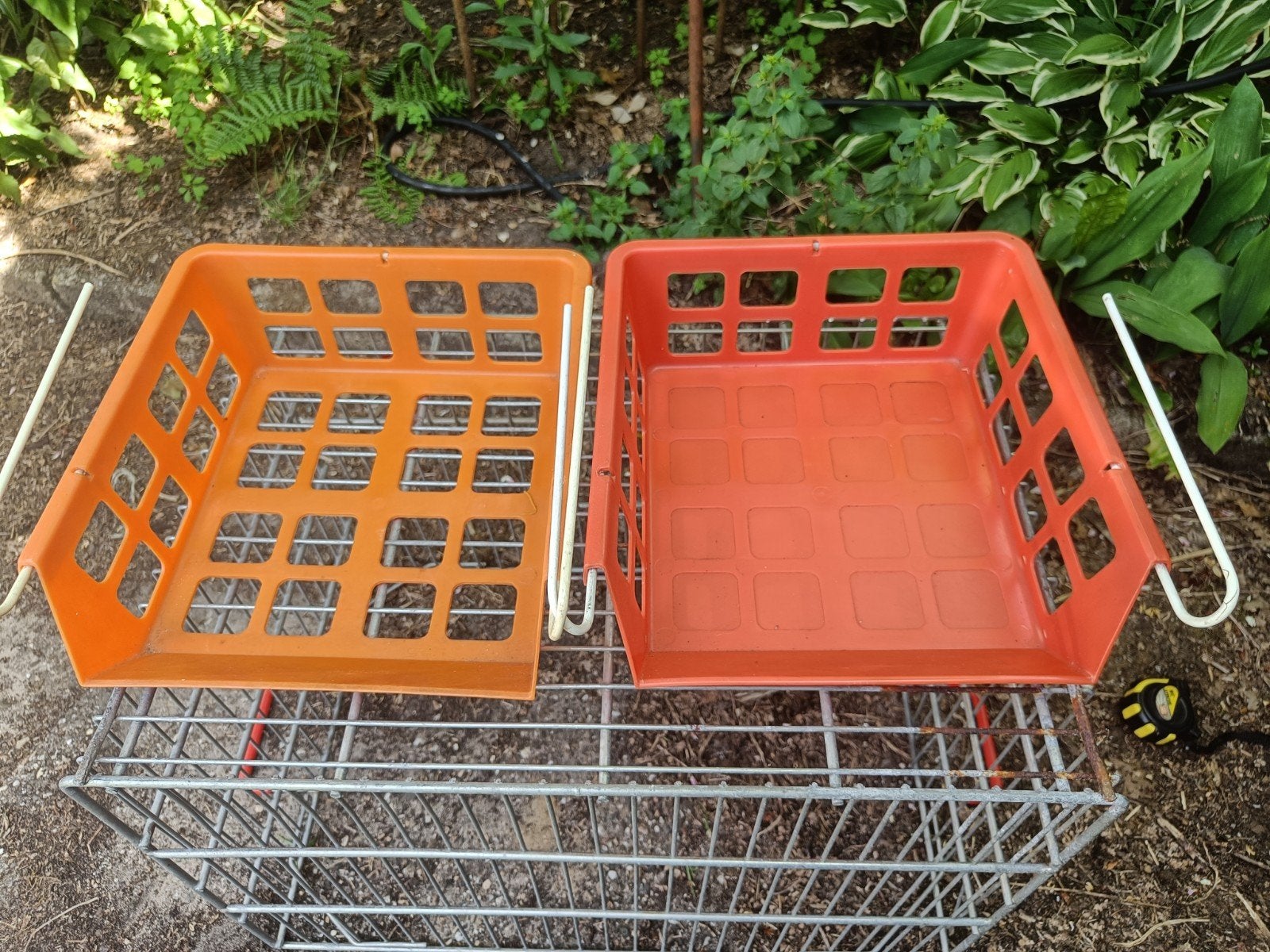 Twee oranje Vintage hang kastmandjes, Ophalen of Verzenden, Gebruikt