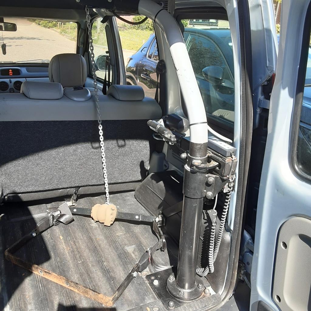 Kofferbaklift voor rolstoel, Auto diversen, Ophalen