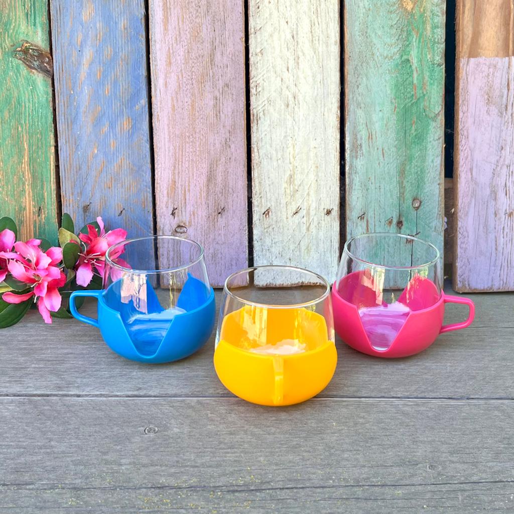 Vintage theeglazen in kunststof houder roze geel blauw, Verzamelen, Retro, Ophalen of Verzenden, Huis en Inrichting