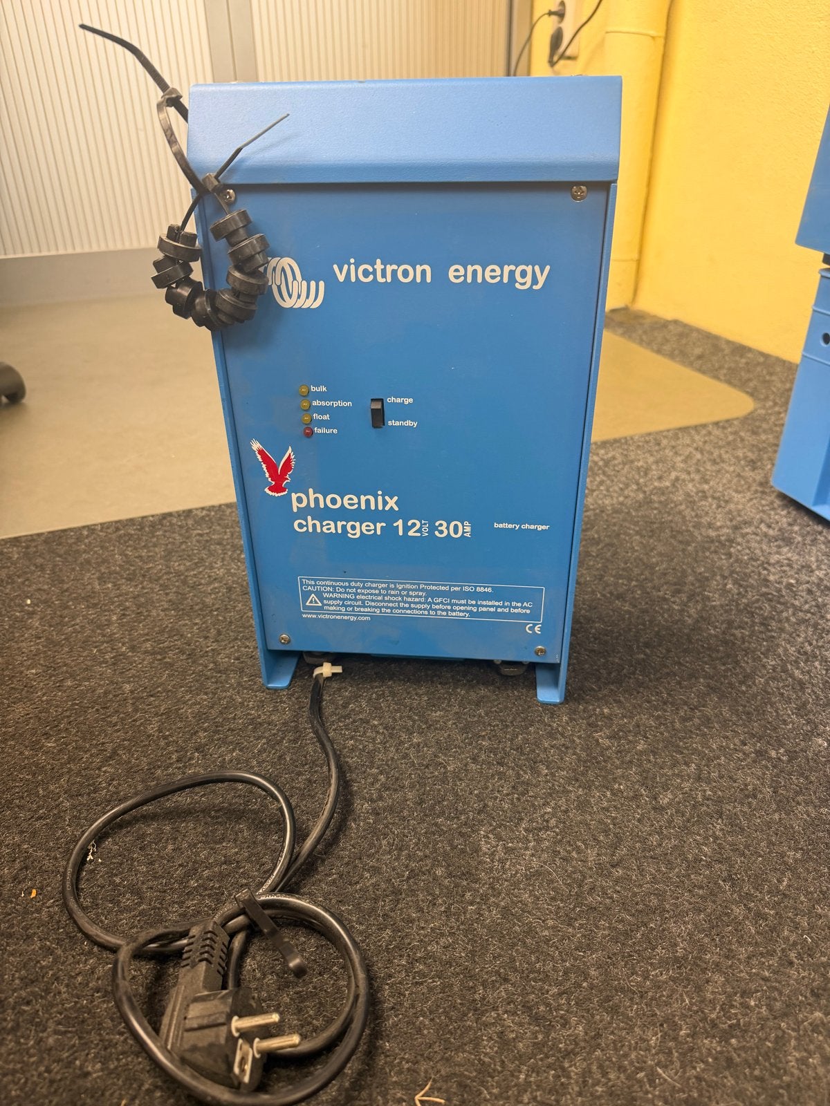 Victron Energy Phoenix Acculader 12V 30A, Ophalen of Verzenden, Gebruikt