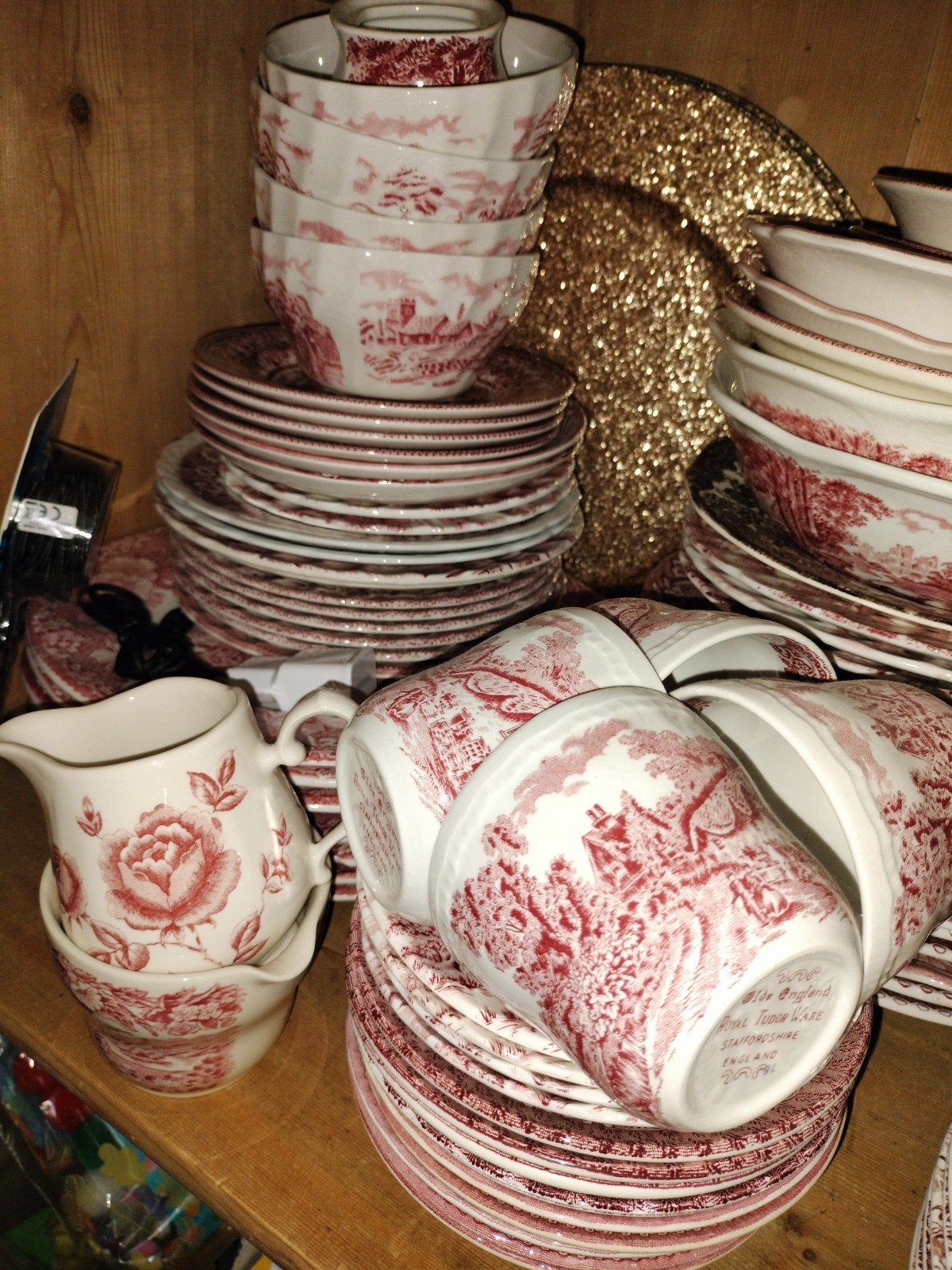 Engels servies kleur rood  van STAFFORDSHIRE., Ophalen of Verzenden