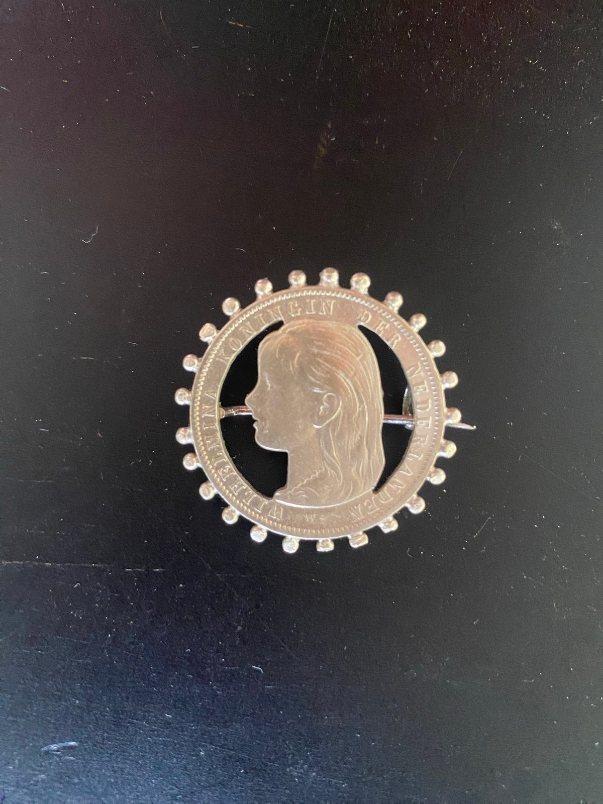 Zilveren muntbroche met beeltenis van Koningin Wilhelmina, Ophalen of Verzenden, Gebruikt, 4 tot 7 cm, Zilver