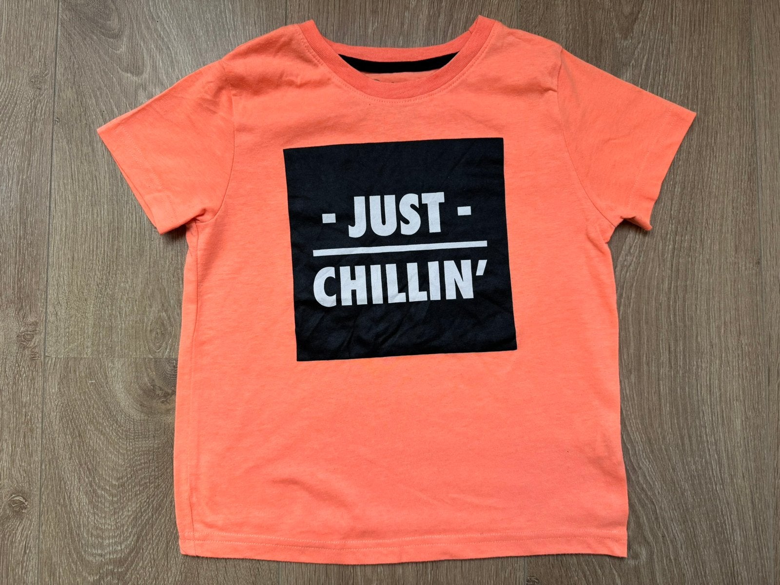 Rebel t-shirt oranje ‘Just Chillin’ maat 5/6 jaar (110/116), Ophalen of Verzenden, Gebruikt, Jongen, Shirt of Longsleeve