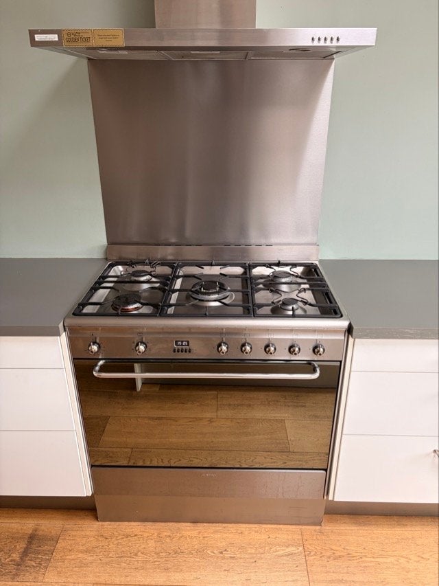 Foto 7 van Moderne keuken met eiland en moderne apparatuur