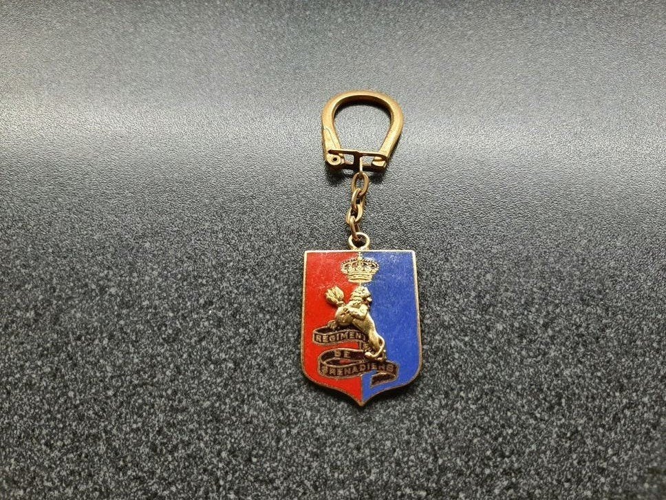 België  - Regiment De Grenadiers  / sleutelh.Drago Paris., Verzamelen, Ophalen of Verzenden, Landmacht, Overige gebieden, Embleem of Badge