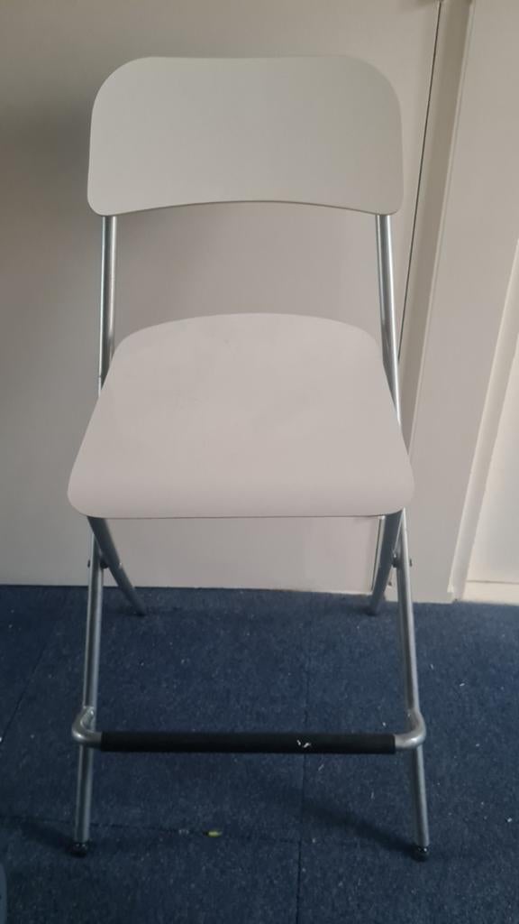 4 IKEA barkrukken - 3 wit, 1 lichtbruin, Ophalen, Gebruikt, Met voetsteun, 60 tot 90 cm
