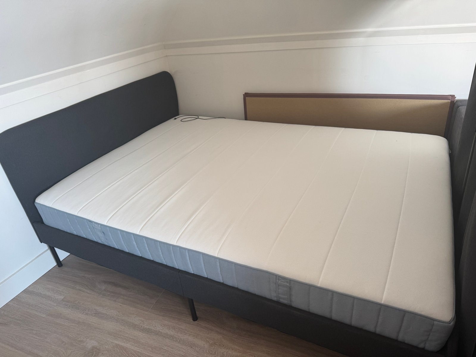 Vesteroy pckt matt 140*200 firm/light blue + bed frame, Ophalen, 140 cm, Zo goed als nieuw, 200 cm