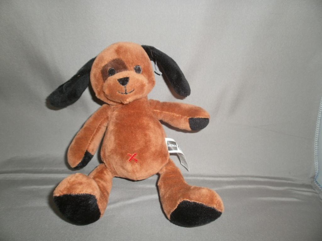 HEMA hond bruin zwart velours rode x op buik en vlek om oog, Hema, Nieuw, Wasbaar, Middelgroot (20 tot 80 cm)