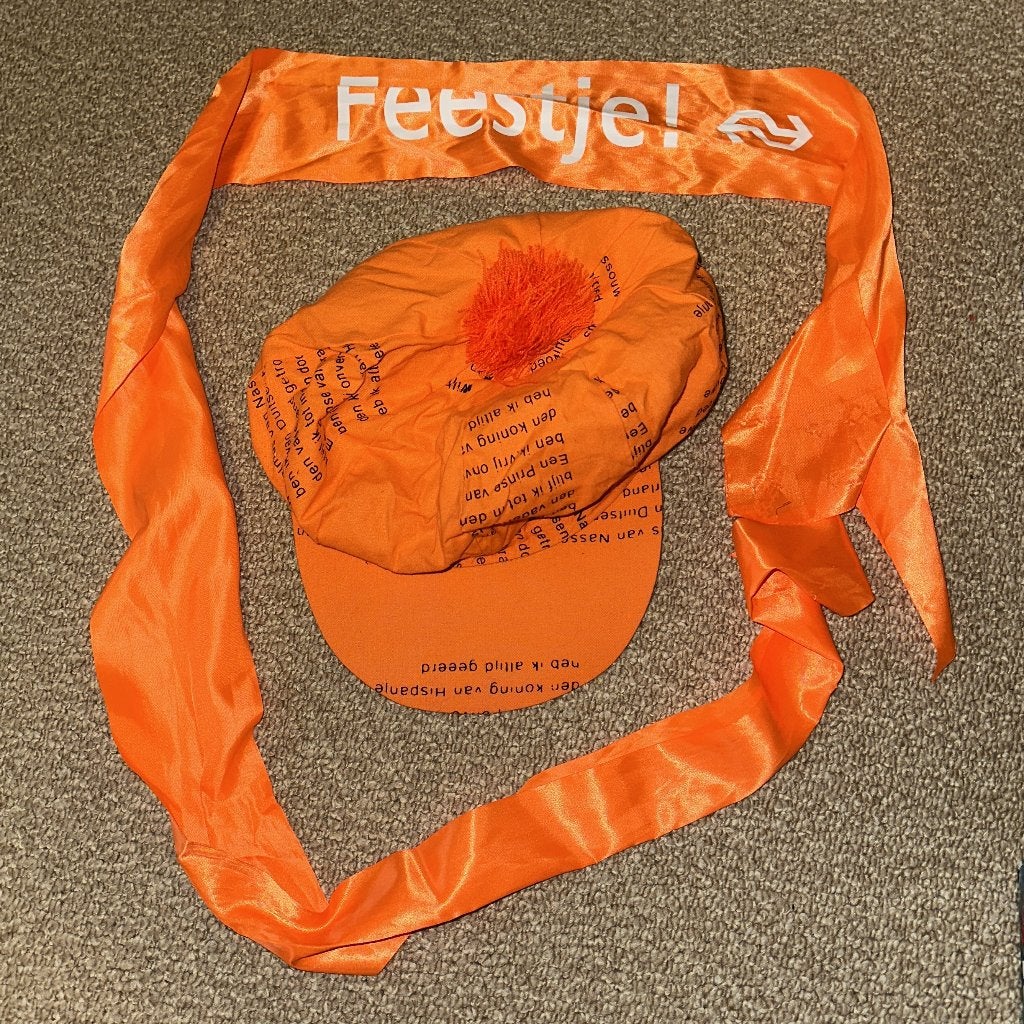 Oranje pet met oranje slinger (WK?), Ophalen of Verzenden, Zo goed als nieuw, Hoed of Pruik, Oranje of Koningsdag