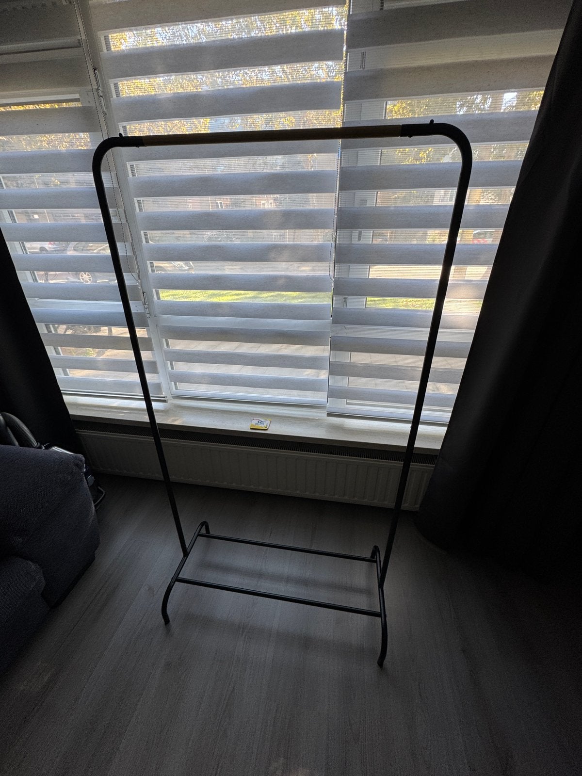 Kledingrek Zwart Metaal met Houten Stang, Ophalen, Zo goed als nieuw