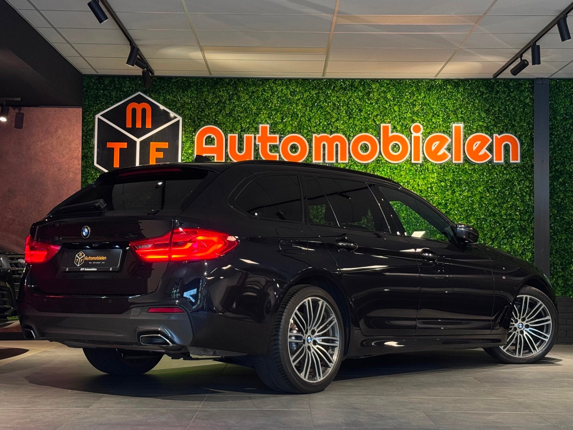 BMW 5-serie Touring 520i M SPORT Night ed. |H/K|HUD|360CAMER, Automaat, 1998 cc, Gebruikt, 4 cilinders