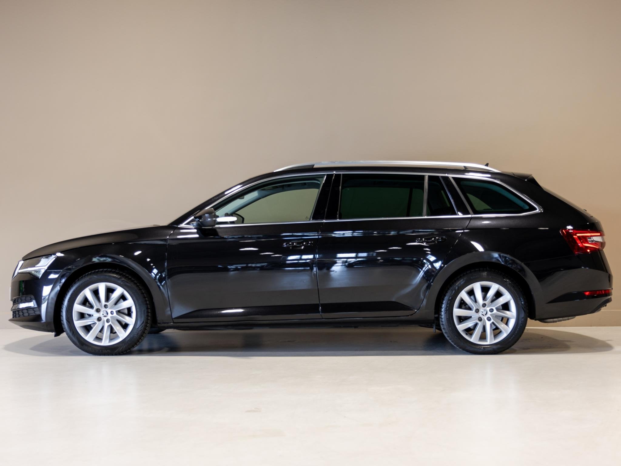 Skoda Superb Combi 1.5 TSI ACT Business Edition / 150pk / Tr, Auto's, 4 cilinders, Zwart, Origineel Nederlands, 19 km/l